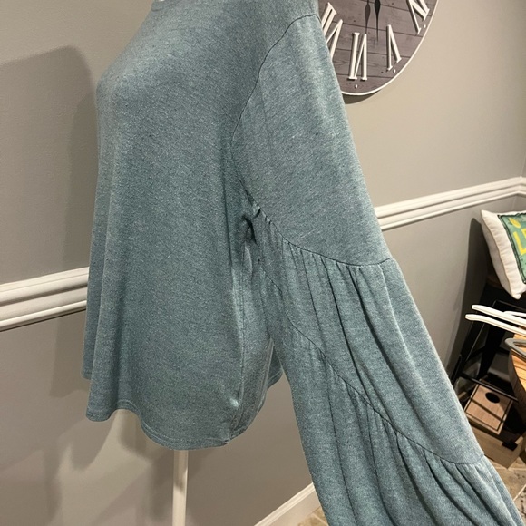 Women's Long Sleeve Puffy Sleeve - comfy Dress up or dress down -Size La… - Picture 5 of 7